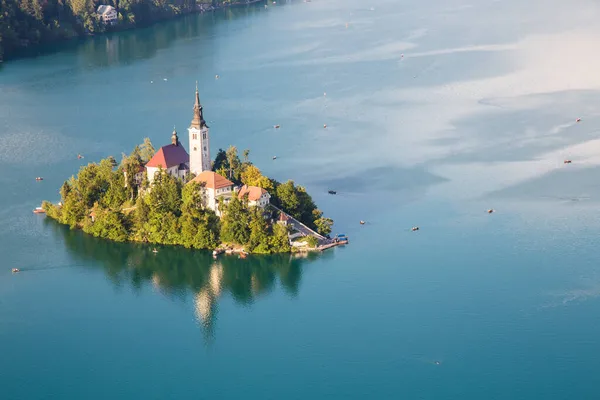Острів на озері Блед у Словенії, з церквою Успіння — стокове фото