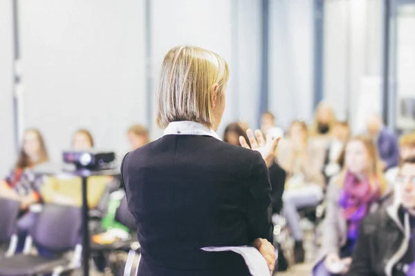 Kobiece mówcą, dając rozmawiać o zdarzenie biznesowe. — Zdjęcie stockowe