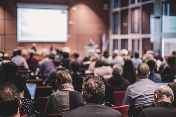 Publiken i föreläsningssalen deltagande på affärshändelse. — Stockfoto