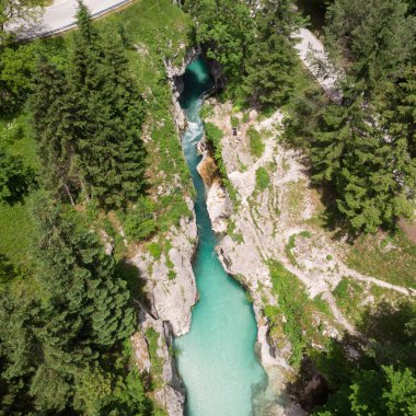 Slovenya 'nın Triglav Ulusal Parkı' ndaki Soca Nehri üzerindeki hava manzarası