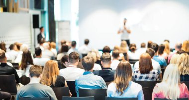 İş konuşmacısı iş konferansında konuşma yapacak..