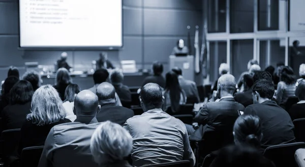 Audiencia en la sala de conferencias que participa en un evento empresarial . — Foto de Stock