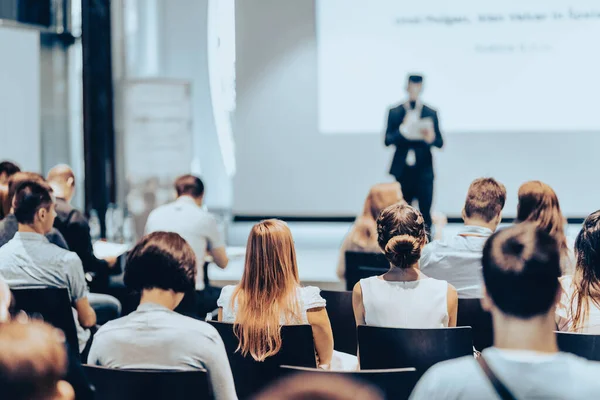 Företagare håller föredrag vid företagskonferensens evenemang. — Stockfoto