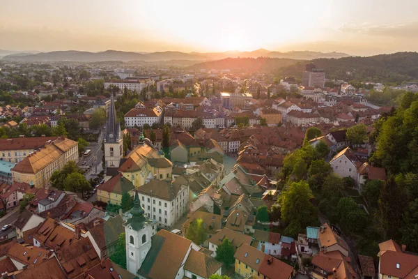 Flygfoto över den slovenska huvudstaden Ljubljana vid solnedgången. — Stockfoto