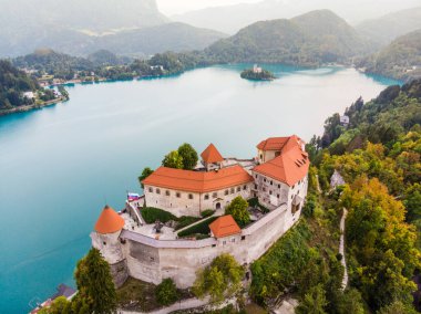 Bled Gölü 'nün ve Bled, Slovenya, Avrupa' nın havadan panoramik manzarası. Hava aracı fotoğrafçılığı