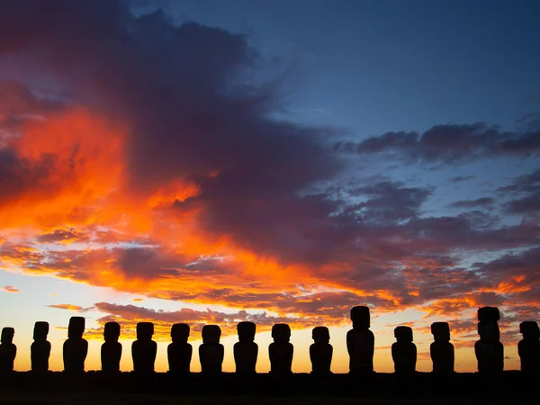Dramatisk färgglad soluppgång över Moai stenskulpturer på Ahu Tongariki, Påskön, Chile. — Stockfoto