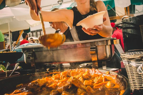 Cheff sirviendo cocina internacional de fusión en el puesto de calle en el festival internacional de comida callejera de Odprta kuhna, evento de cocina abierta, en Liubliana, Eslovenia — Foto de Stock