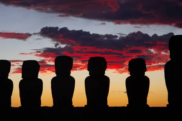 Nascer do sol colorido dramático sobre esculturas de pedra Moai em Ahu Tongariki, Ilha de Páscoa, Chile. — Fotografia de Stock