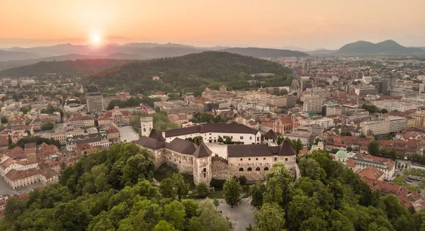 Gün batımında Slovenya başkenti Ljubljana 'nın hava manzarası. — Stok fotoğraf