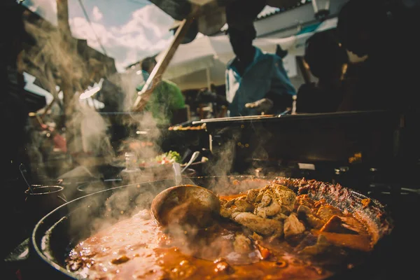 Cheff sirviendo cocina internacional de fusión en el puesto de calle en el festival internacional de comida callejera de Odprta kuhna, evento de cocina abierta, en Liubliana, Eslovenia — Foto de Stock