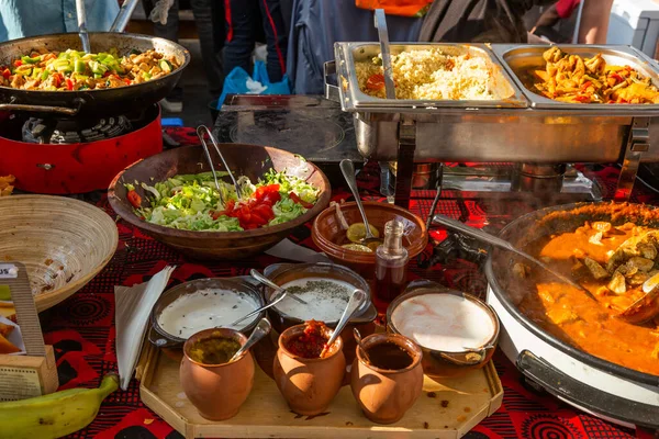 Aşçı, Slovenya 'nın Ljubljana kentinde düzenlenen Uluslararası Odprta kuhna Sokak Yemekleri Festivali' nin sokak tezgahında uluslararası füzyon füzyonu pişirdi. — Stok fotoğraf