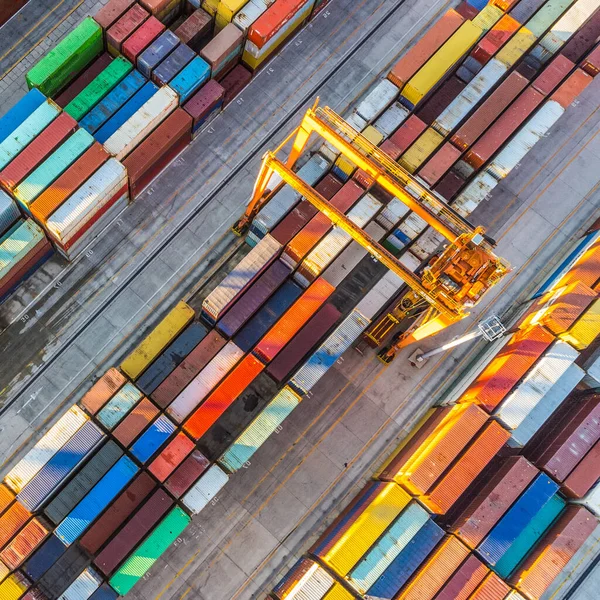 Vista aérea de la terminal del puerto de contenedores de envío. Patrón colorido de contenedores en el puerto. Logística marítima Importación global Comercio de exportación Transporte. — Foto de Stock