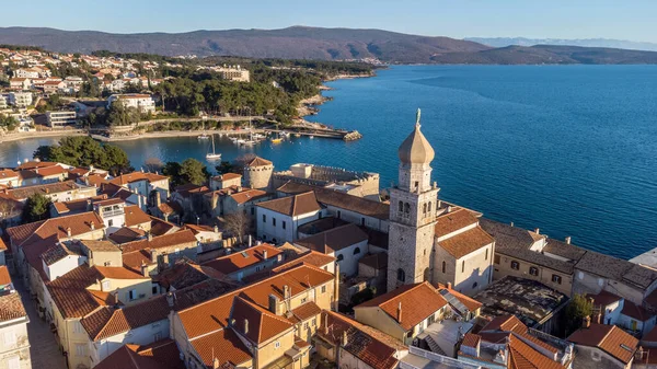 Vista aérea da histórica cidade adriática de Krk, Ilha de Krk, Baía de Kvarner do mar Adriático, Croácia, Europa — Fotografia de Stock