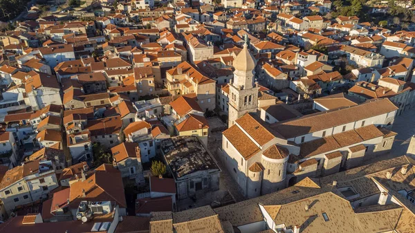 Vista aérea de la histórica ciudad adriática de Krk, isla de Krk, bahía de Kvarner del mar Adriático, Croacia, Europa —  Fotos de Stock