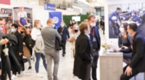 Abstracte wazige mensen op tentoonstellingszaal van expo event beurs. Zakelijke congresshow of banenbeurs. Achtergrond bedrijfsconcept. — Stockfoto