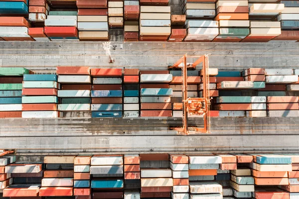 Вид с воздуха на терминал грузового контейнера. Красочный рисунок контейнеров в гавани. Морская логистика Мировой импорт Экспортные перевозки. — стоковое фото