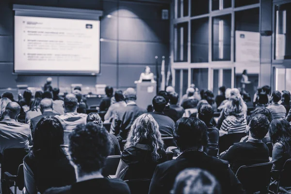 Publiek in collegezaal deelnemen aan zakelijk evenement. — Stockfoto