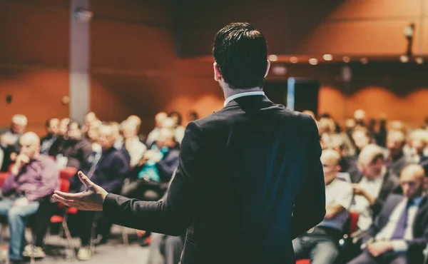 Spreker geeft een lezing op zakelijke conferentie vergadering. — Stockfoto
