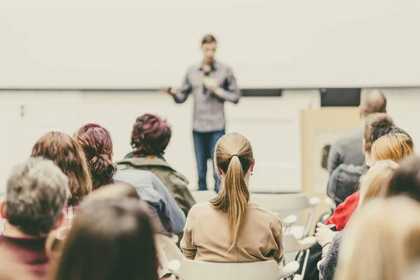 Orador público dando palestra no evento de negócios. — Fotografia de Stock