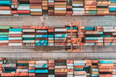 Nakliye konteynır terminalinin hava görüntüsü. Limandaki renkli konteynır desenleri. Denizcilik lojistiği küresel ithalat ihracat ticaret ulaşımı.