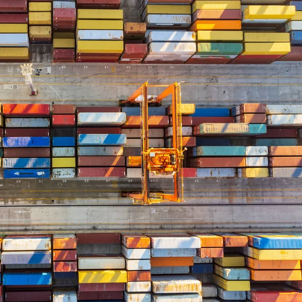 Vista aérea de la terminal del puerto de contenedores de envío. Patrón colorido de contenedores en el puerto. Logística marítima Importación global Comercio de exportación Transporte. —  Fotos de Stock