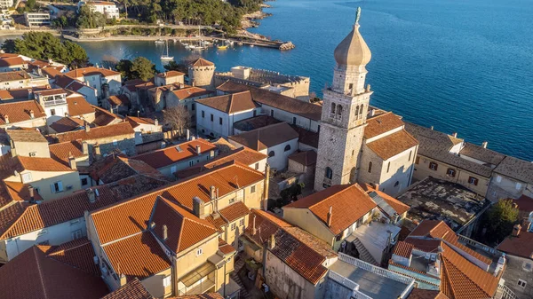 Vista aérea da histórica cidade adriática de Krk, Ilha de Krk, Baía de Kvarner do mar Adriático, Croácia, Europa — Fotografia de Stock