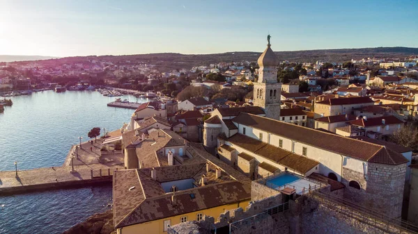 Vista aérea de la histórica ciudad adriática de Krk, isla de Krk, bahía de Kvarner del mar Adriático, Croacia, Europa — Foto de Stock