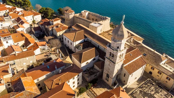 Vista aérea de la histórica ciudad adriática de Krk, isla de Krk, bahía de Kvarner del mar Adriático, Croacia, Europa —  Fotos de Stock