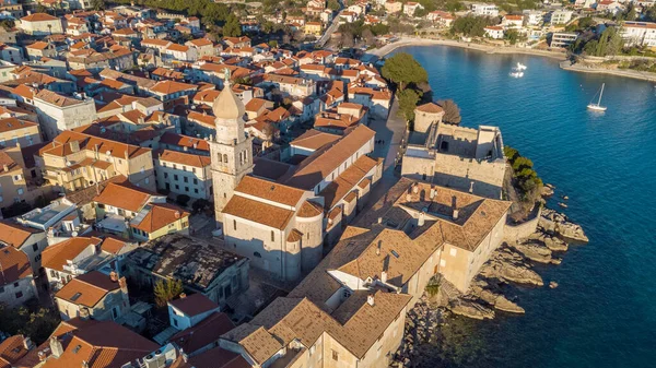 Vista aérea de la histórica ciudad adriática de Krk, isla de Krk, bahía de Kvarner del mar Adriático, Croacia, Europa —  Fotos de Stock