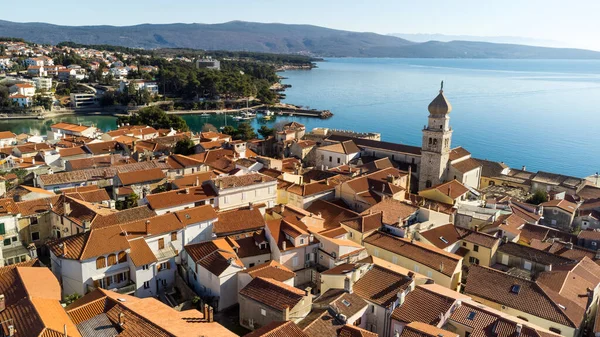 Veduta aerea della storica città adriatica di Krk, Isola di Krk, Quarnero del mare Adriatico, Croazia, Europa — Foto Stock