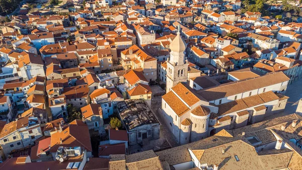 Vista aérea de la histórica ciudad adriática de Krk, isla de Krk, bahía de Kvarner del mar Adriático, Croacia, Europa —  Fotos de Stock