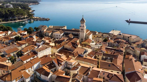 Veduta aerea della storica città adriatica di Krk, Isola di Krk, Quarnero del mare Adriatico, Croazia, Europa — Foto Stock