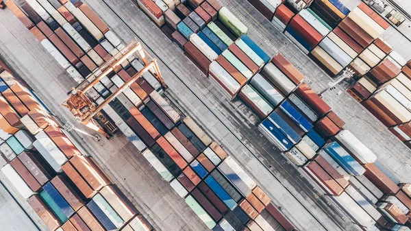 Вид с воздуха на терминал грузового контейнера. Красочный рисунок контейнеров в гавани. Морская логистика Мировой импорт Экспортные перевозки. — стоковое фото