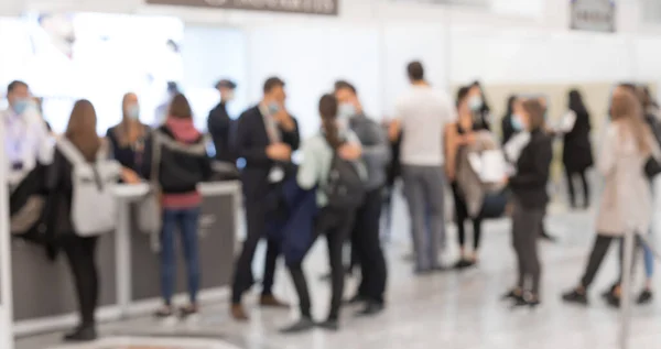 Abstraktní namodralí lidé na výstavní síni veletrhu EXPO. Obchodní výstava nebo veletrh práce. Pozadí podnikatelského konceptu. — Stock fotografie