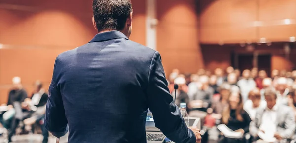 Prelegent przemawiający na konferencji biznesowej. — Zdjęcie stockowe