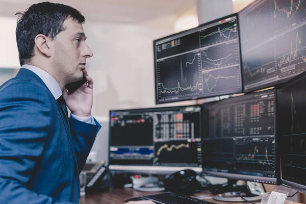 Börsenmakler handeln online, telefonieren auf dem Handy. — Stockfoto