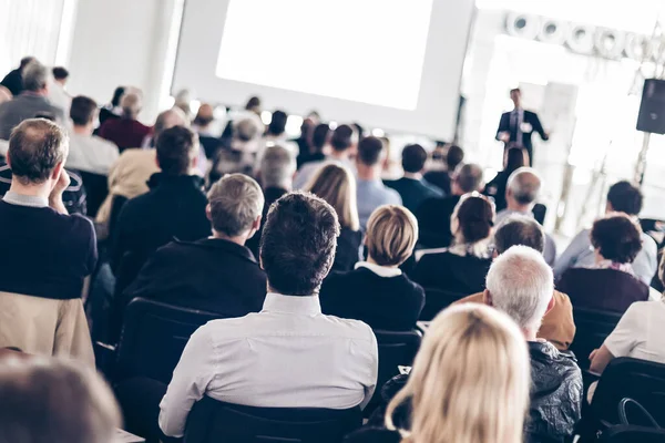 Seminarium om näringsliv och entreprenörskap. Talmannen höll ett föredrag på affärsmötet. — Stockfoto