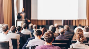 Sözcü İş Toplantısı 'nda konuşma yapacak. Konferans salonunda dinleyiciler. İş ve Girişimcilik