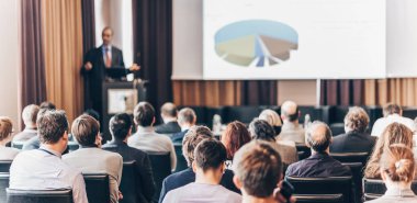 Sözcü İş Toplantısı 'nda konuşma yapacak. Konferans salonunda dinleyiciler. İş ve Girişimcilik