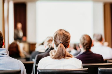 Sözcü İş Toplantısı 'nda konuşma yapacak. Konferans salonunda dinleyiciler. İş ve Girişimcilik