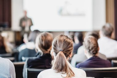 Sözcü İş Toplantısı 'nda konuşma yapacak. Konferans salonunda dinleyiciler. İş ve Girişimcilik