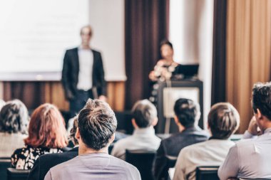 Sözcü İş Toplantısı 'nda konuşma yapacak. Konferans salonunda dinleyiciler. İş ve Girişimcilik