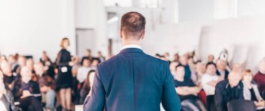 Kamu Sunumlarıyla İş Konferansı Sözcüsü. Konferans salonundaki izleyiciler. İş ve Girişimcilik kavramı.