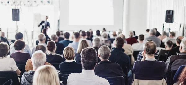 Ponente en la Conferencia de Negocios con Presentaciones Públicas. Público en la sala de conferencias. Concepto de empresa y espíritu empresarial. — Foto de Stock