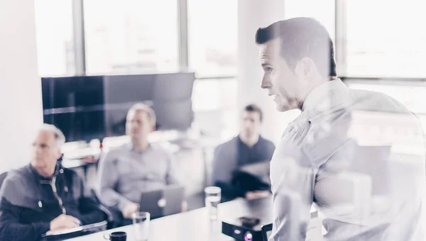 Zakenman geeft een presentatie op kantoor. Business executive het leveren van een presentatie aan zijn collega 's tijdens de vergadering of in-house business training, het uitleggen van business plannen aan zijn medewerkers — Stockfoto