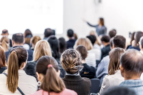 Kvinnlig talare håller föredrag på affärsmötet. Publiken i konferenssalen. Seminarium om företag och entreprenörskap. — Stockfoto