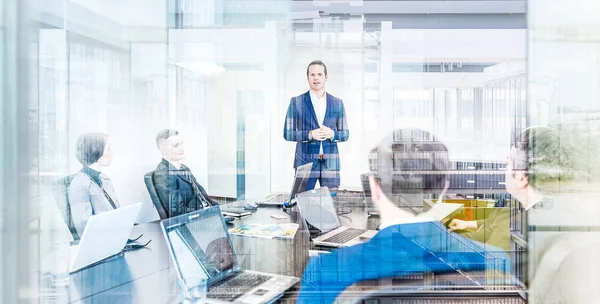 Líder de equipe de sucesso e proprietário de negócios liderando a reunião de negócios interna informal. Empresário trabalhando em laptop em primeiro plano. Conceito de negócio e empreendedorismo — Fotografia de Stock