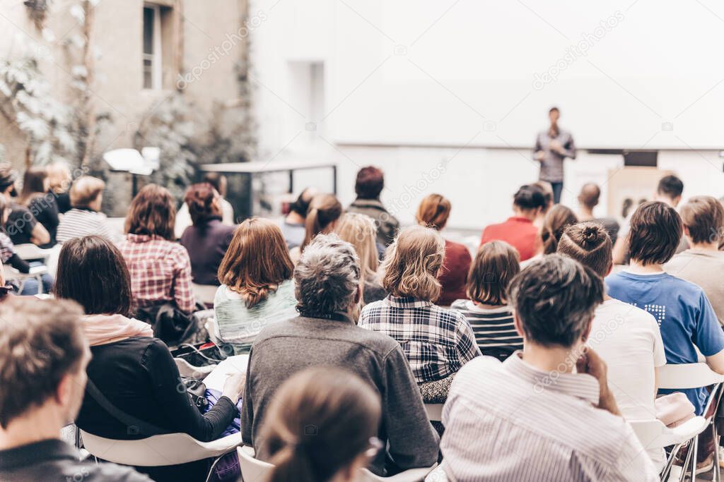 Man giving presentation in lecture hall at university.