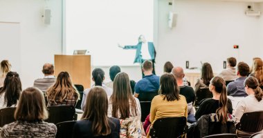 Bilimsel konferans konferans salonunda izleyiciler.