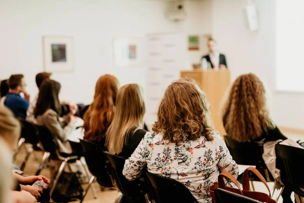 Auditoire dans la salle de conférence sur la conférence scientifique. — Photo